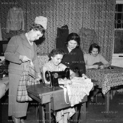 W pracowni krawieckiej. (lata60) 1962 Fot. Zbigniew...