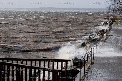 Sztorm na Zatoce Puckiej. Nz. Wody zatoki zalewajace...