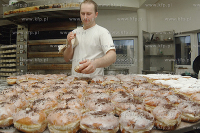 W koszalinskiej ciastkarni "KALISZCZAK" trwaja przygotwania...