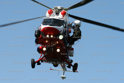 Gdynia. Pokaz ataku na okret ORP "GROM" przez...