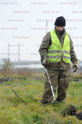 Saperzy z firmy EXPLOSIVE przeczesuja tereny pod budowe...