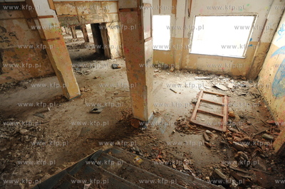 Nadole nad Jeziorem Zarnowieckim. Ruiny ogromnego Hotelu...