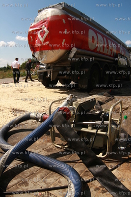 Mosty kolo Leborka. Pociag SKM uderzyl w cysterne....