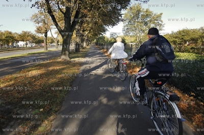 Rowerzysci na sciezce rowerowej przy ul. Hallera. ...