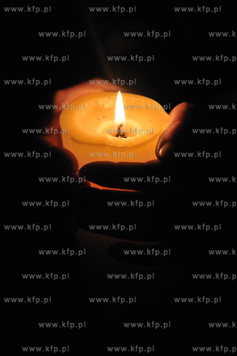 Adwent w kosciolach chrzescijanskich to okres trwajacy...