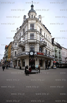 Kujawsko Pomorskie, miasto Torun. Nz. Empik w kaminicy...