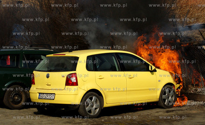 Pozar na Wyspie Spichrzow. Samochod VW Polo zajal sie...