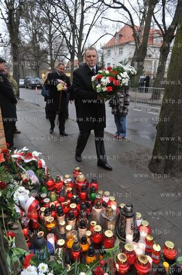 Zaloba narodowa po katastrofie prezydenckiego samolotu...