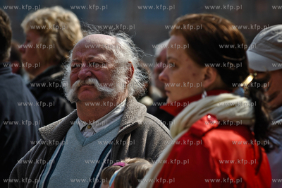 Zaloba naradowa po katastrowie prezydenckiego samolotu...