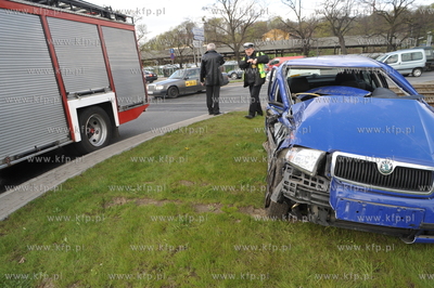 Wypadek samochodowy na Podwalu Grodzkim, niebieska...