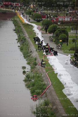 Tczew przygotowuje sie na nadejscie fali powodziowej....