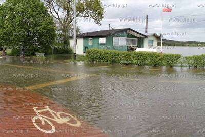 Podniesiony stan Wisly w okolicach jej ujscia do morza...