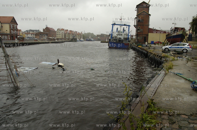 W porcie morskim w Ustce zatonal kuter wedkarski ms...