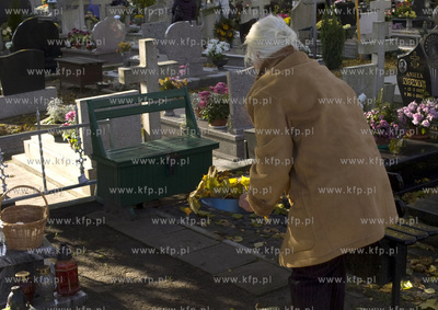 Przygotowania do Swieta Zmarlych na Cmentarzu Komunalnym...