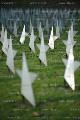 Dzien Wszystkich Swietych w Gdansku. Nz. Cmentarz zolnierzy...