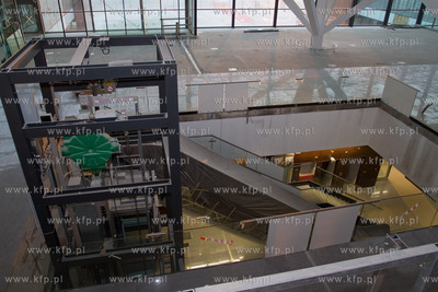 Wnetrze wykanczanego nowego terminala pasazerskiego...