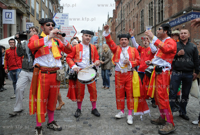 Gdansk. Kibice z Hiszpanii i Irlandii opanowali gdanska...
