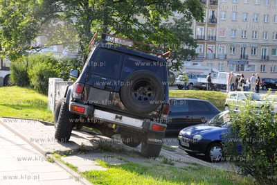 Terenowy moze wszytko, nawet parkowac na schodach....