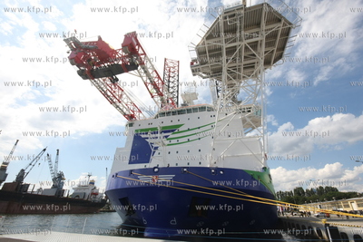 Gdansk. Nabrzeze Obroncow Westerplatte. Podniesienie...