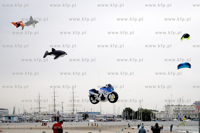 Przepiekne latawce wielkie i mniejsze krolowaly na...