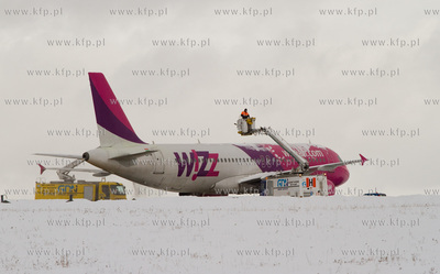 Zima w Porcie Lotniczym Gdansk im. Lecha Walesy. 19.02.2013...