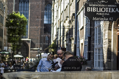 Gdansk. Ul. Mariacka 42. Filia Wojewodzkiej i Miejskiej...