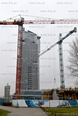 Gdynia. Na terenie sasiadujacym z apartamentowcem Sea...