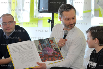 Sopot. Zatoka Sztuki. Jaroslaw Walesa czyta dzieciom...