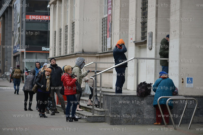 Gdynia. Srodki ostroznosci w zwiazku z pandemia koronawirusa...