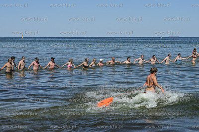 Sopot. Plaza. Okolo godz 13 do morza na wysokosci wejscia...