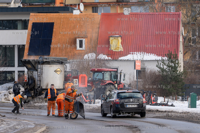 Suchaninoi. Interwencujne łatanie dziur w drodze po...