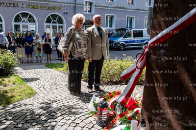 Uroczystości złożenia kwiatów pod pomnikiem Pamięci...