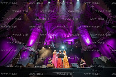 Centrum Św. Jana. Świętojańskie świętowanie /...