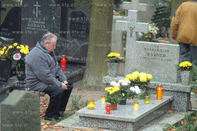 Swieto Zmarlych, cmentarz komunalny w Gdansku Srebrzysku.
1.11.2002
fot....