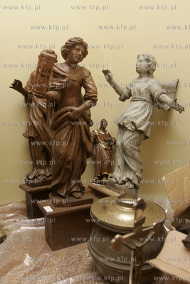 Uratowane zabytki ze spalonego kosciola sw. Katarzyny...