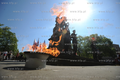 Gdansk. Obchody rocznicowe Konstytucji 3 Maja, kwiaty...