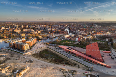 Gdansk, Muzeum II Wojny Swiatowej, w tle stare miasto,...