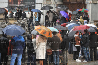 Noc Muzeow w Gdansku. Kolejka do Dworu Artusa na Dlugim...
