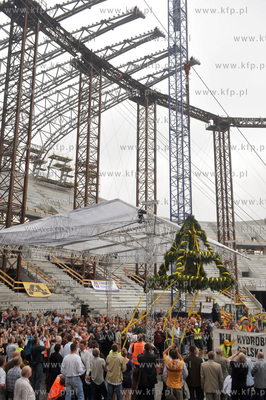 Zawieszenie wiechy na budowanym stadionie PGN Arena...