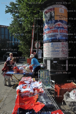 Targ Weglowy w Gdansku. Nz stoiska handlowe z kapeluszami...