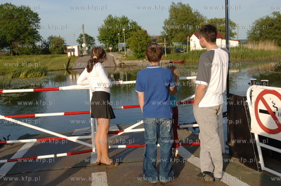 Rzeczny prom samochodowy na rzece Nogat w Kepinach...