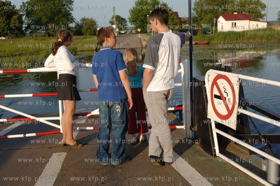 Rzeczny prom samochodowy na rzece Nogat w Kepinach...