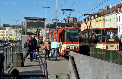 Gdansk. Tramwaj Konstal 105n na przystanku na ul. Waly...