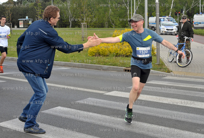 Zawodnicy na trasie I PZU Gdansk Maraton.Skrzyzowanie...