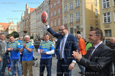 Proba bicia rekordu swiata w podawaniu pilki do rugby...