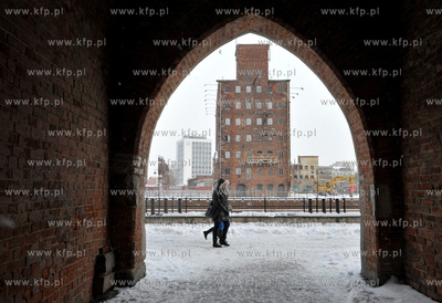 Gdansk zima. Brama Mariacka, w oddali stary elewator...