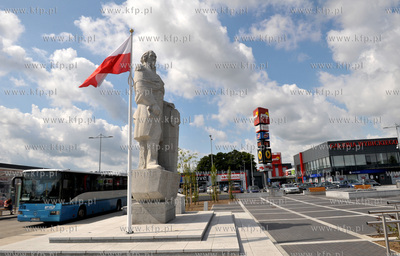 Kościerzyna. Galeria Handlowa Wybickiego i pomnik...