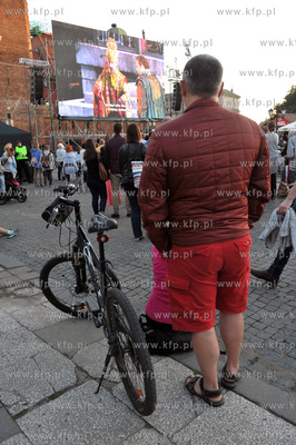 Plenerowa projekcja opery Turandot na Targu Węglowym...