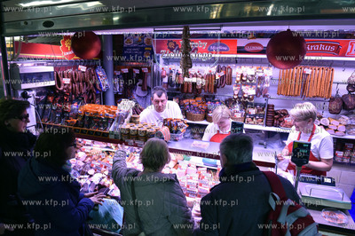 Świąteczne zakupy na Hali Targowej w Gdańsku. Stoiska...