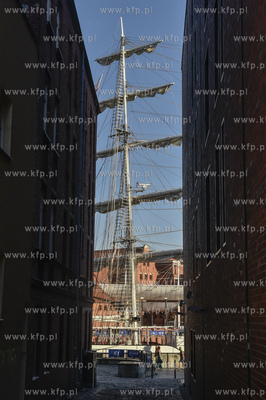 Gdańsk. Żaglowiec na Motławie biorący udział w...